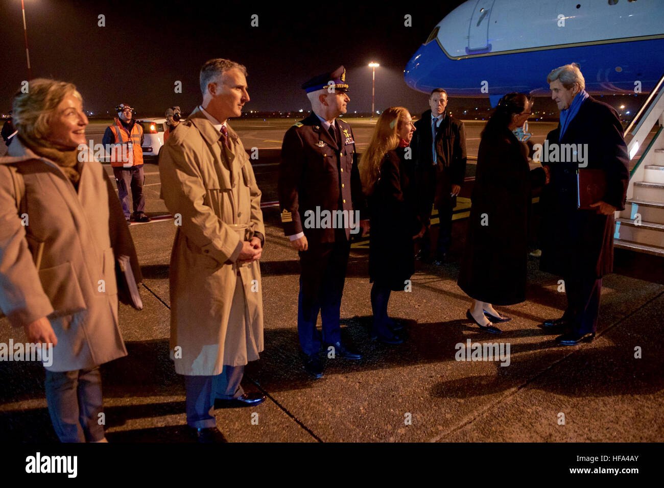 US-Außenminister John Kerry wird von einer Gruppe von USA und italienischen Beamten am 1. Dezember 2016, begrüßt, als er am Flughafen Ciampino – G. B. Pastine in Rom, Italien, kommt bevor eine multinationale Tagung mediterrane Themen, sowie Treffen im Vatikan schwerpunktmäßig. Stockfoto