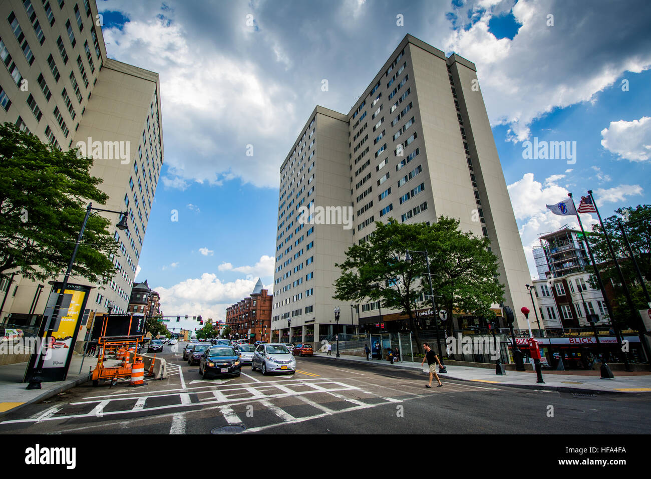 Die Kreuzung von St. Botolph Street und Massachusetts Avenue, in der Nähe von Northeastern University in Boston, Massachusetts. Stockfoto