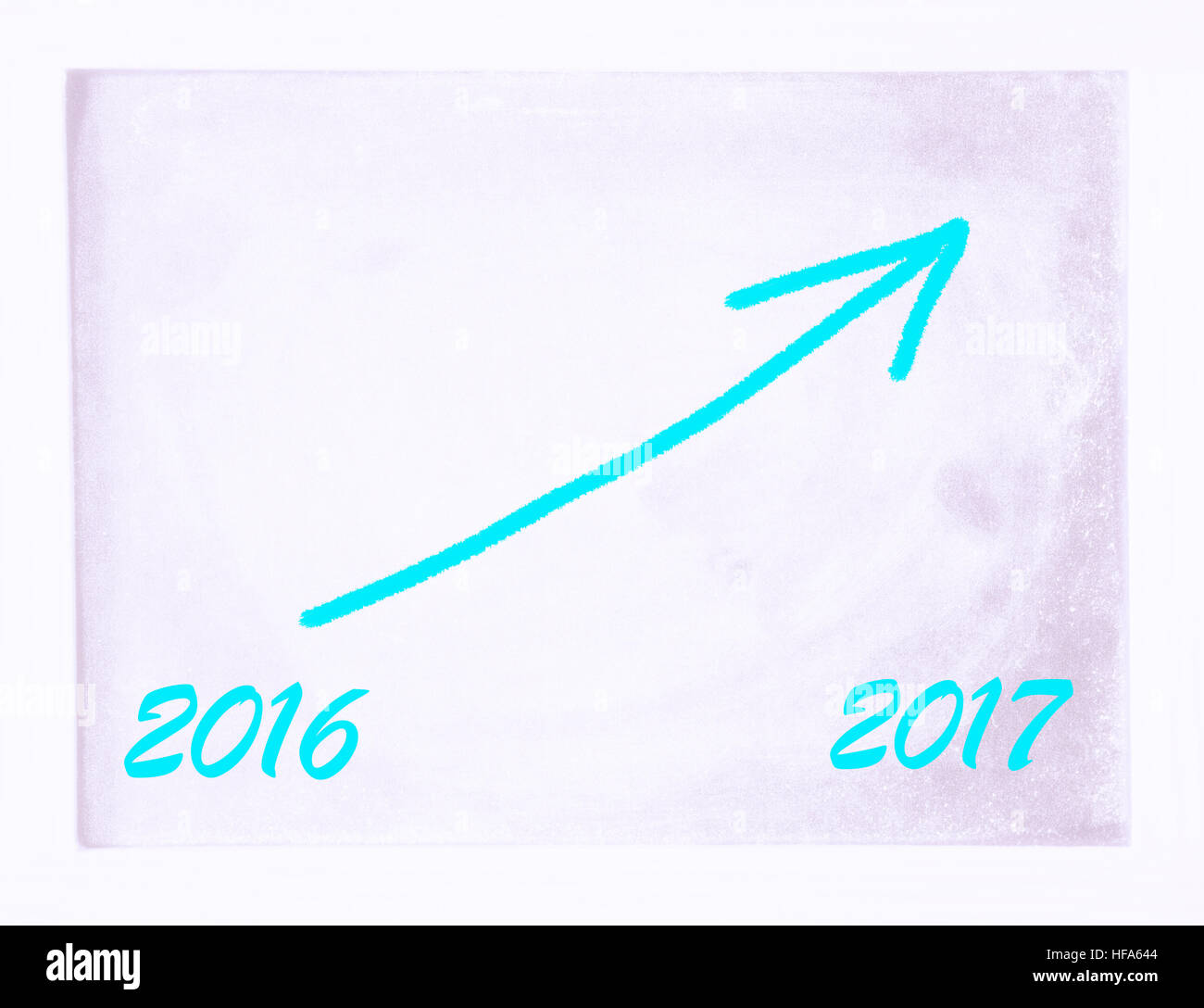 die Nummern 2016 und Neujahr 2017 auf weiße Tafel mit einem Pfeil nach oben Stockfoto