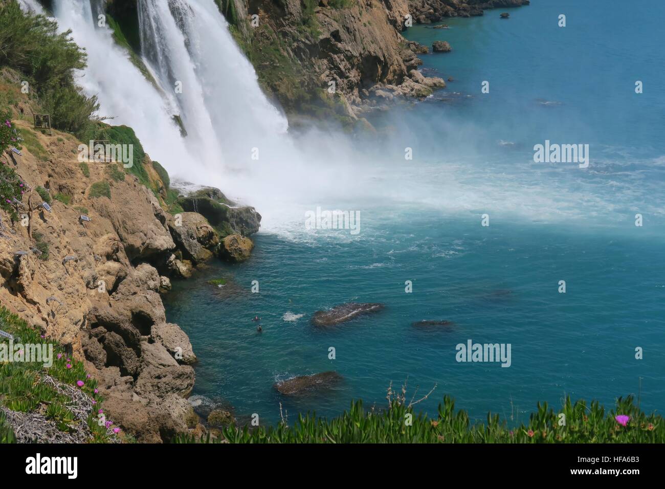 Menschen schwimmen in der Nähe von Duden Wasserfall in Antalya, Türkei  Stockfotografie - Alamy