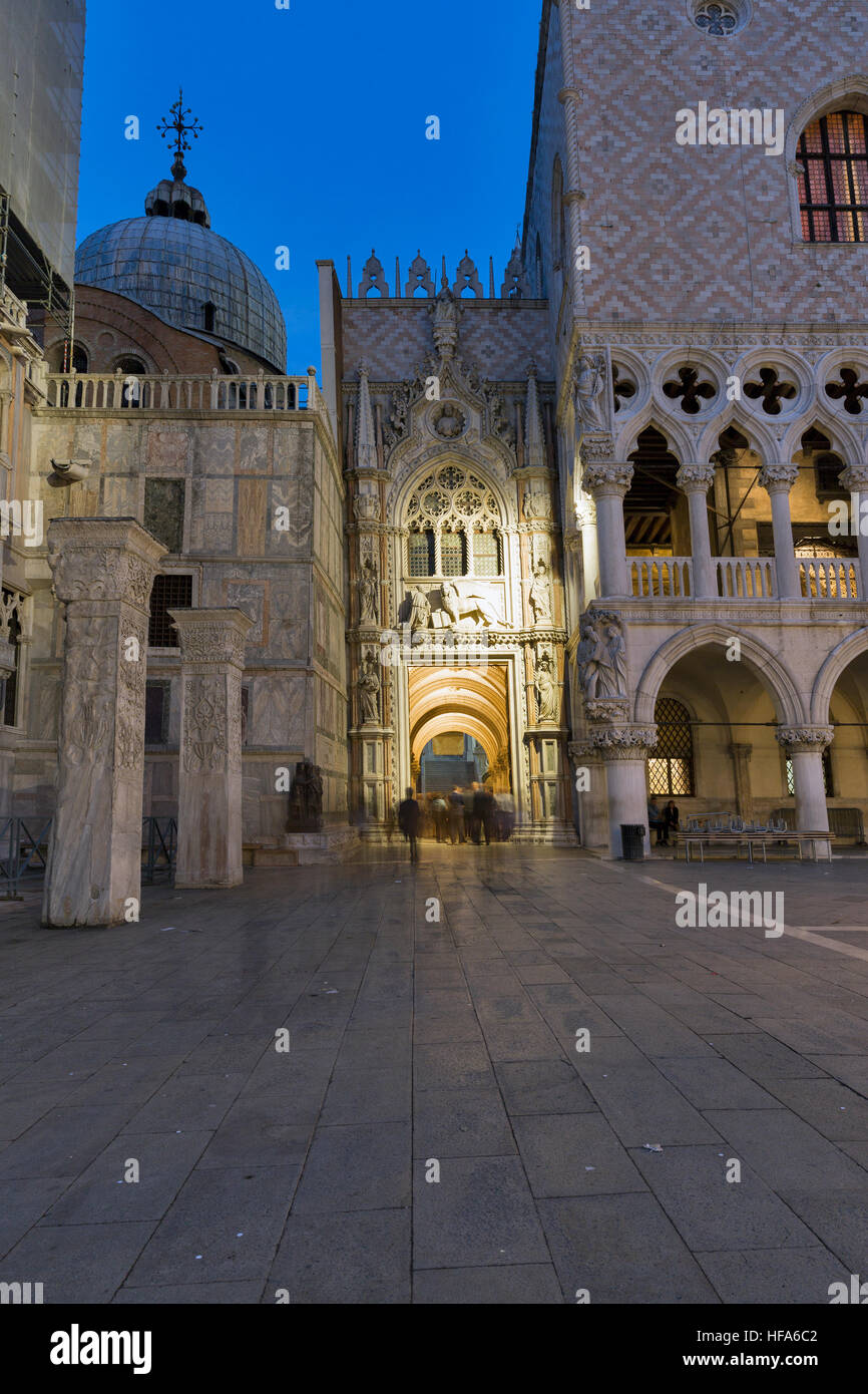 Porta della Carta oder Haupteingang zum Dogenpalast in der Nacht vom Markusplatz entfernt in Venedig, Italien. Stockfoto