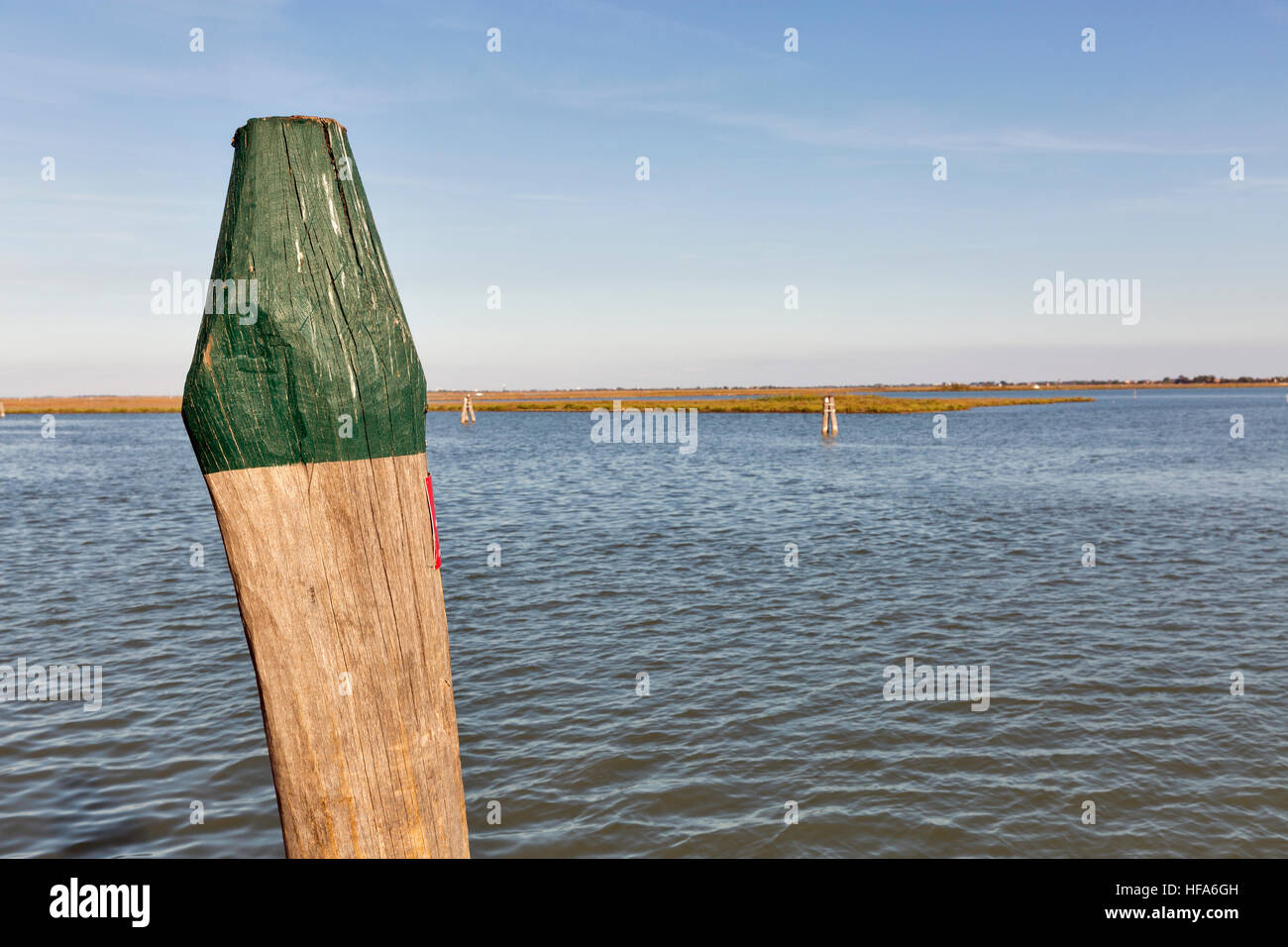 Lagune von Venedig mit Holzpfählen für Navigation, Italien Stockfoto