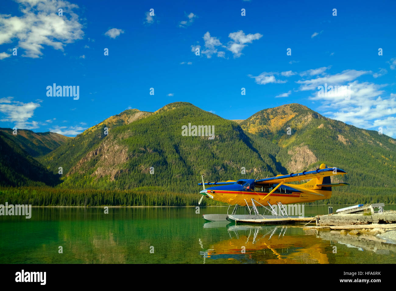 Turbine Otter Wasserflugzeug auf der Anklagebank in den Northern Rockies Lodge am Muncho Lake in BC Kanada. Die de Havilland Canada DHC-3 Otter ist eine einmotorige Stockfoto