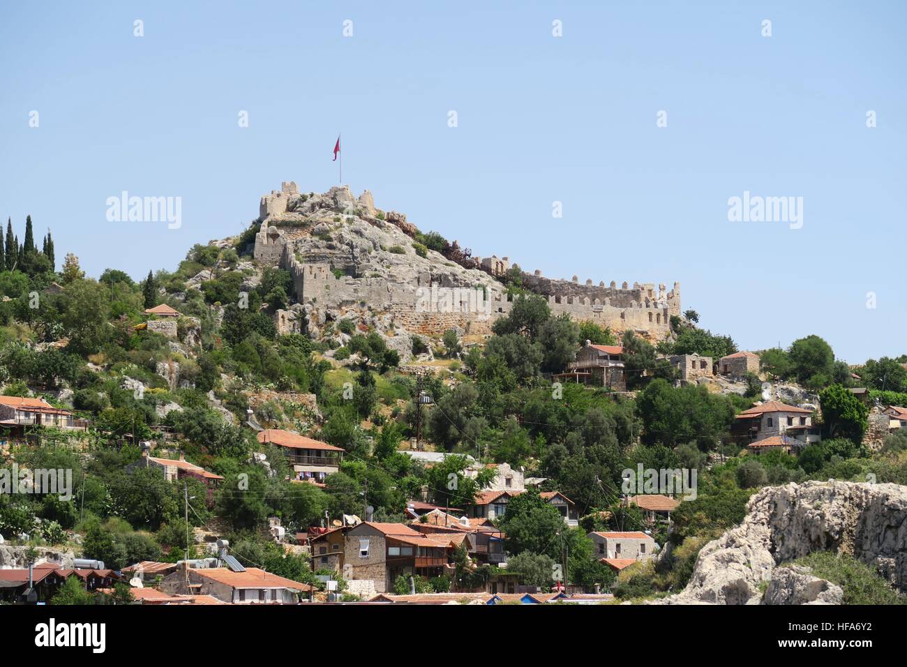 Hafen von Kalekoy und Simena Burg in der Nähe von Kekova Insel in der Türkei Stockfoto