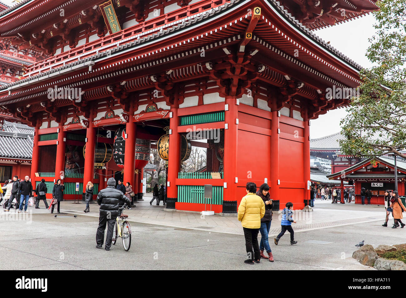 Besucher, die Sesoji in den ersten Tagen des neuen Jahres.  Das Kaminari-Tor ist im Vordergrund befindet sich in Asakusa, Tokio. Stockfoto