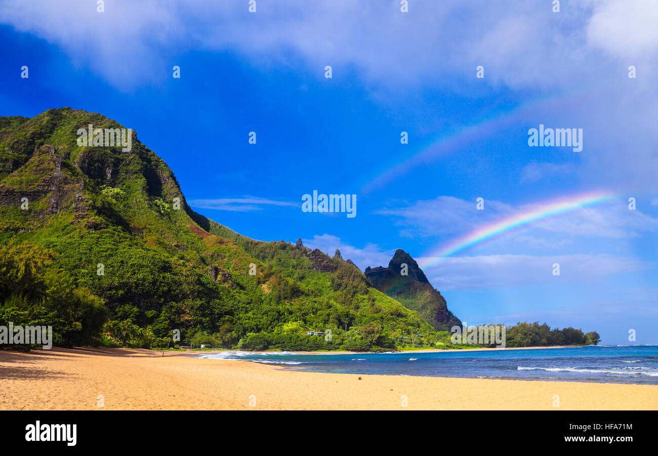 Doppelter Regenbogen über Mt. Makana, genannt Bali Hai in Haena, Kauai Stockfoto