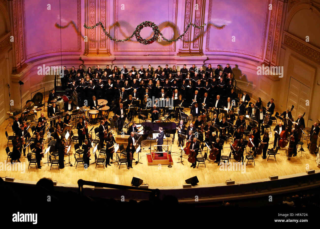 Die New York Pops unter der Leitung von Steven Reineke führt in der Carnegie Hall in New York City während der Weihnachtsferien. Stockfoto