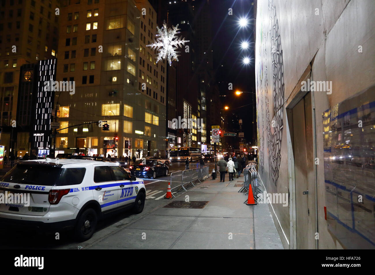 Die berühmten 57. Straße Schneeflocke hängt über fünften Avenue in New York City während der Weihnachtsferien. Stockfoto