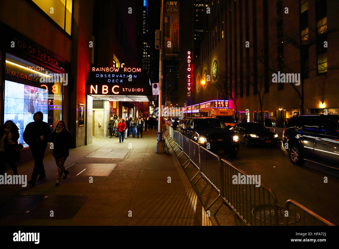 Der Blick nach Westen auf der 50th Street in Manhattan zeigt den Eingang zu den NBC Studios und Radio City Music Hall. Stockfoto