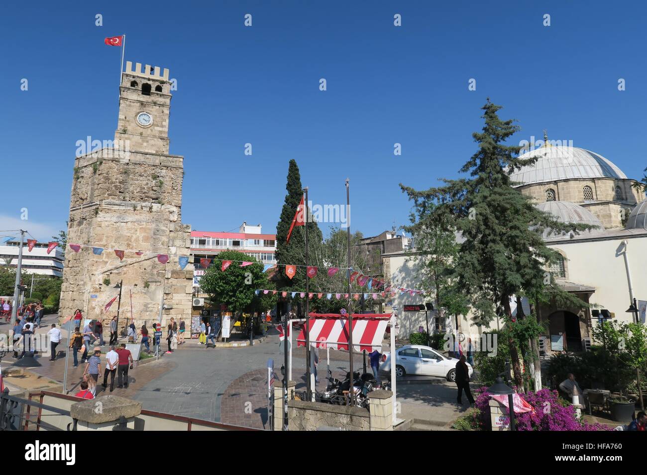 Saat Kulesi, dem berühmten Uhrturm ist ein Wahrzeichen von Antalyas Altstadt Kaleici, Türkei Stockfoto