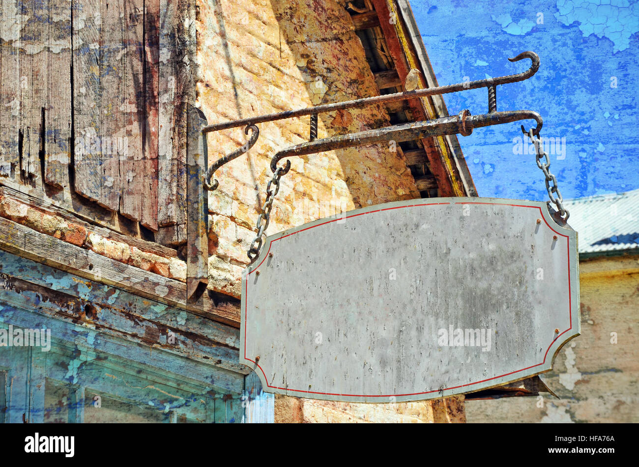 Vintage distressed rustikal Schild am Ladenfront des historischen Gebäudes hängen. Platz für Text zu kopieren. Stockfoto