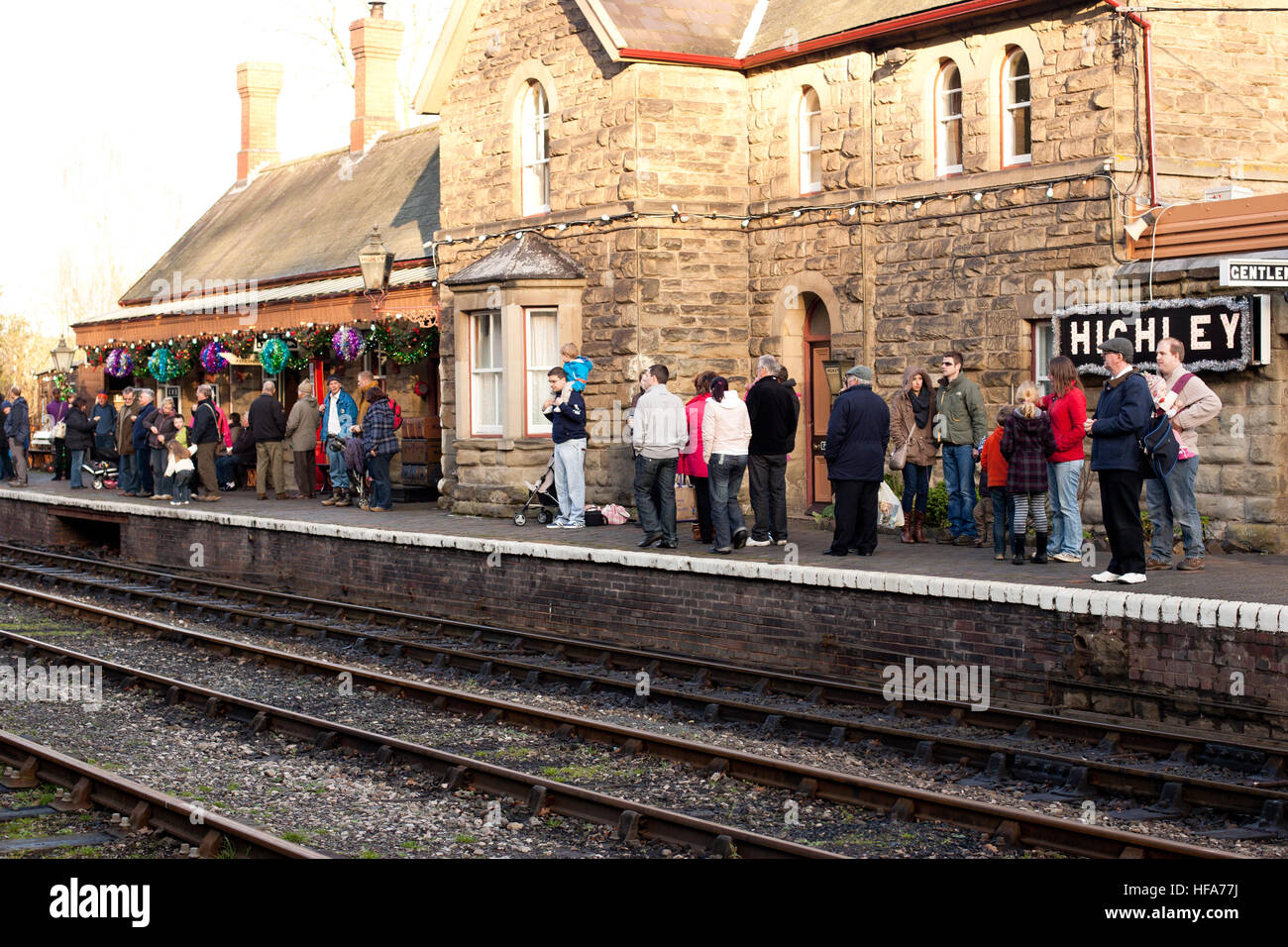 Passagiere warten auf Plattform für Severn Valley Railway Heritage Dampfzug im Bahnhof Highley, Shropshire, England Stockfoto