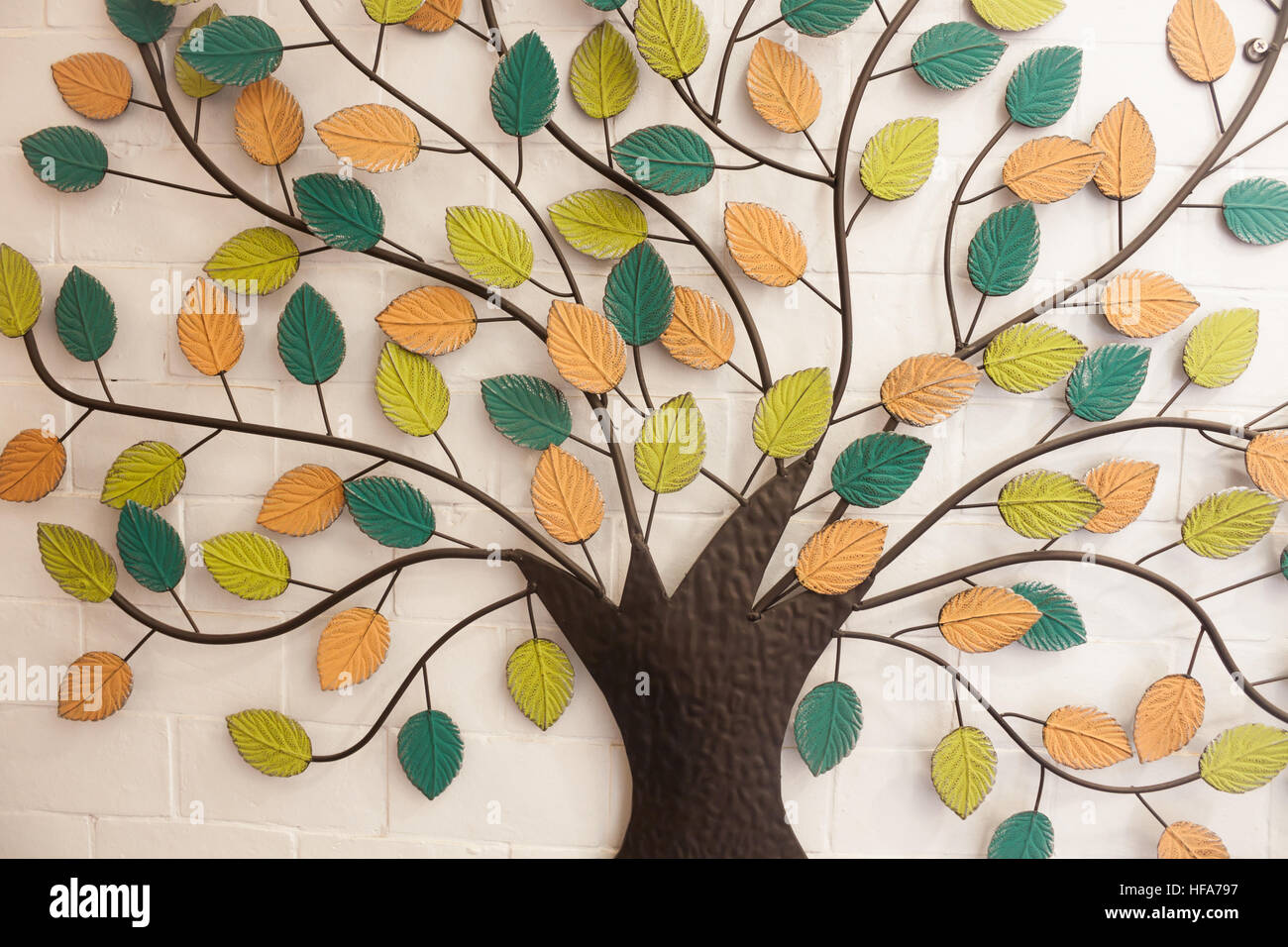 Baum mit bunten Blättern auf weißen Wand, Fotoarchiv Stockfoto