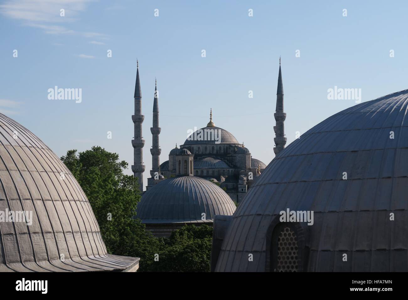 Blaue Moschee - Sultan Ahmet Camii, gesehen aus dem Brunnen im Park, in Istanbul, Türkei Stockfoto