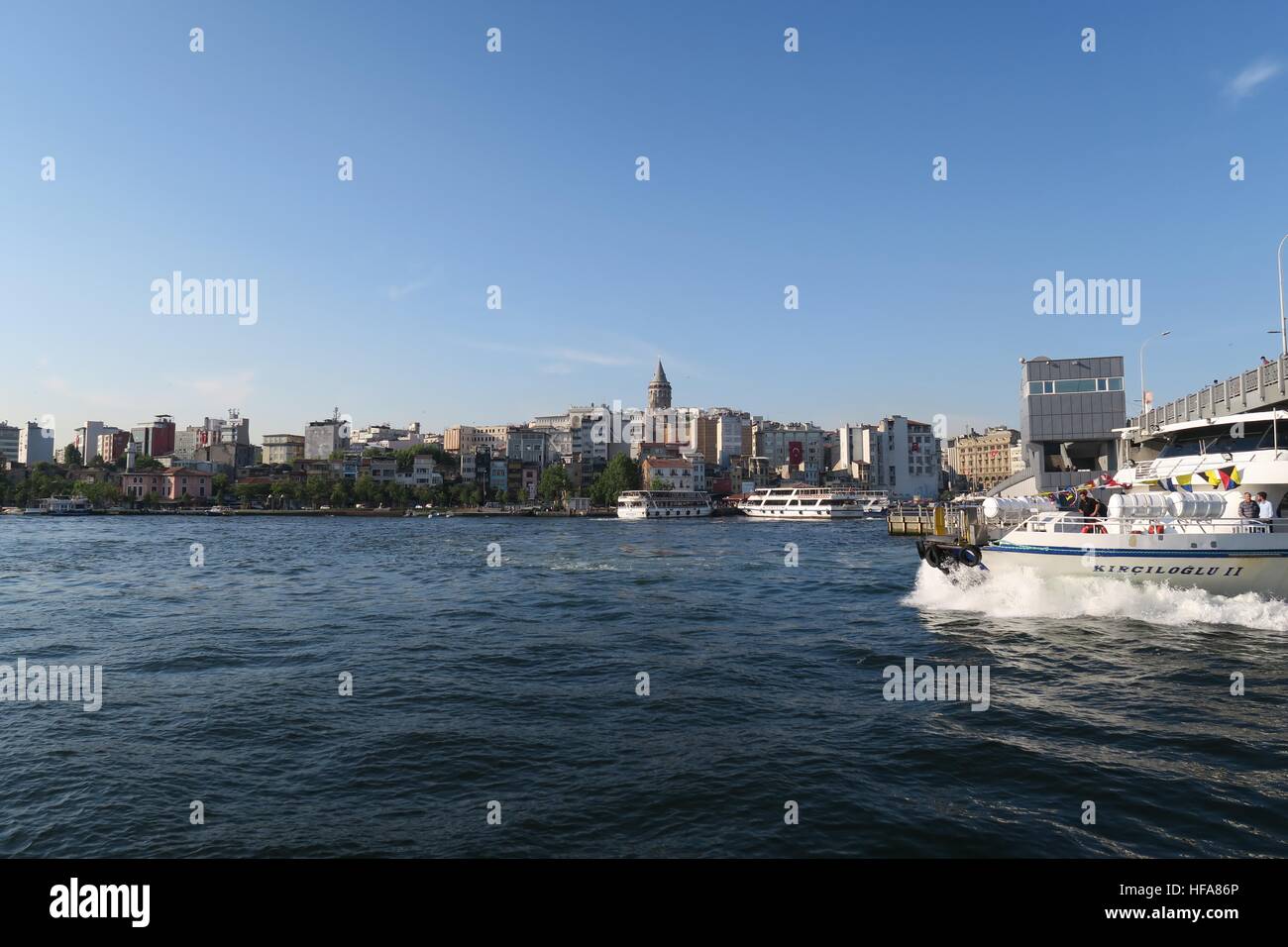 Blick auf Galatatower aus Galata-Brücke in Istanbul, Türkei Stockfoto