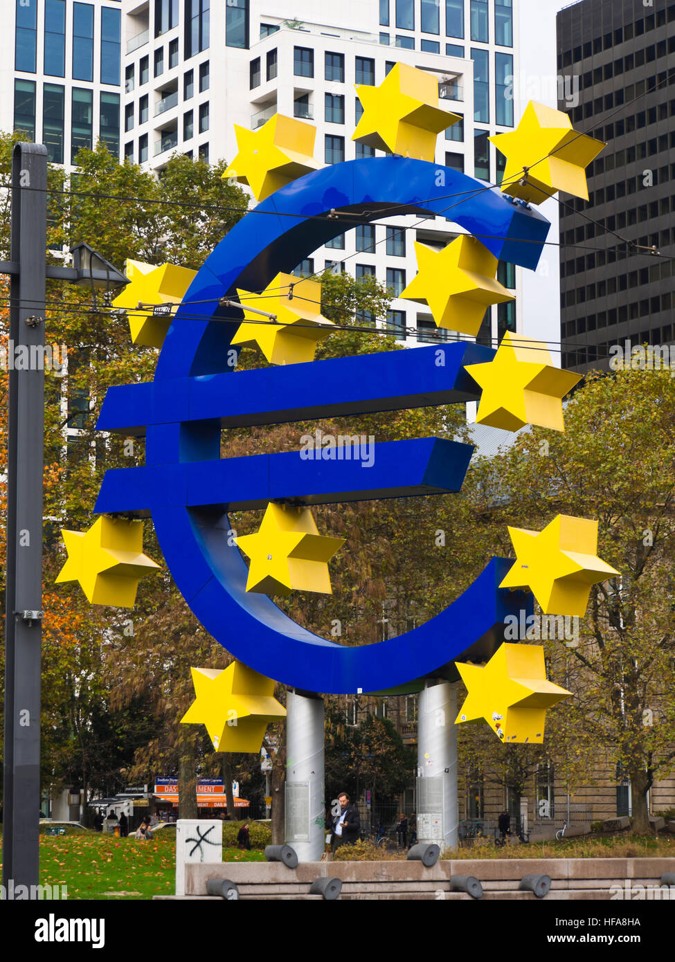 Skulptur oder Installation des Euro-Zeichens mit Stars Prominente in der Willy-Brant-Platz, finanzielle Mitte, Frankfurt Am Main Stockfoto