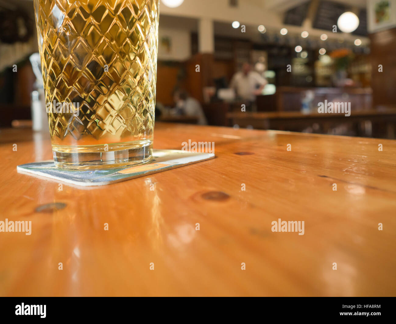 Apfelwein, Apfelwein oder Apfelwein, serviert eine regionale Spezialität in Hessen Deutschland in Geripptes Glas in gemütlichen Gasthäusern in ganz Frankfurt Am Main Stockfoto