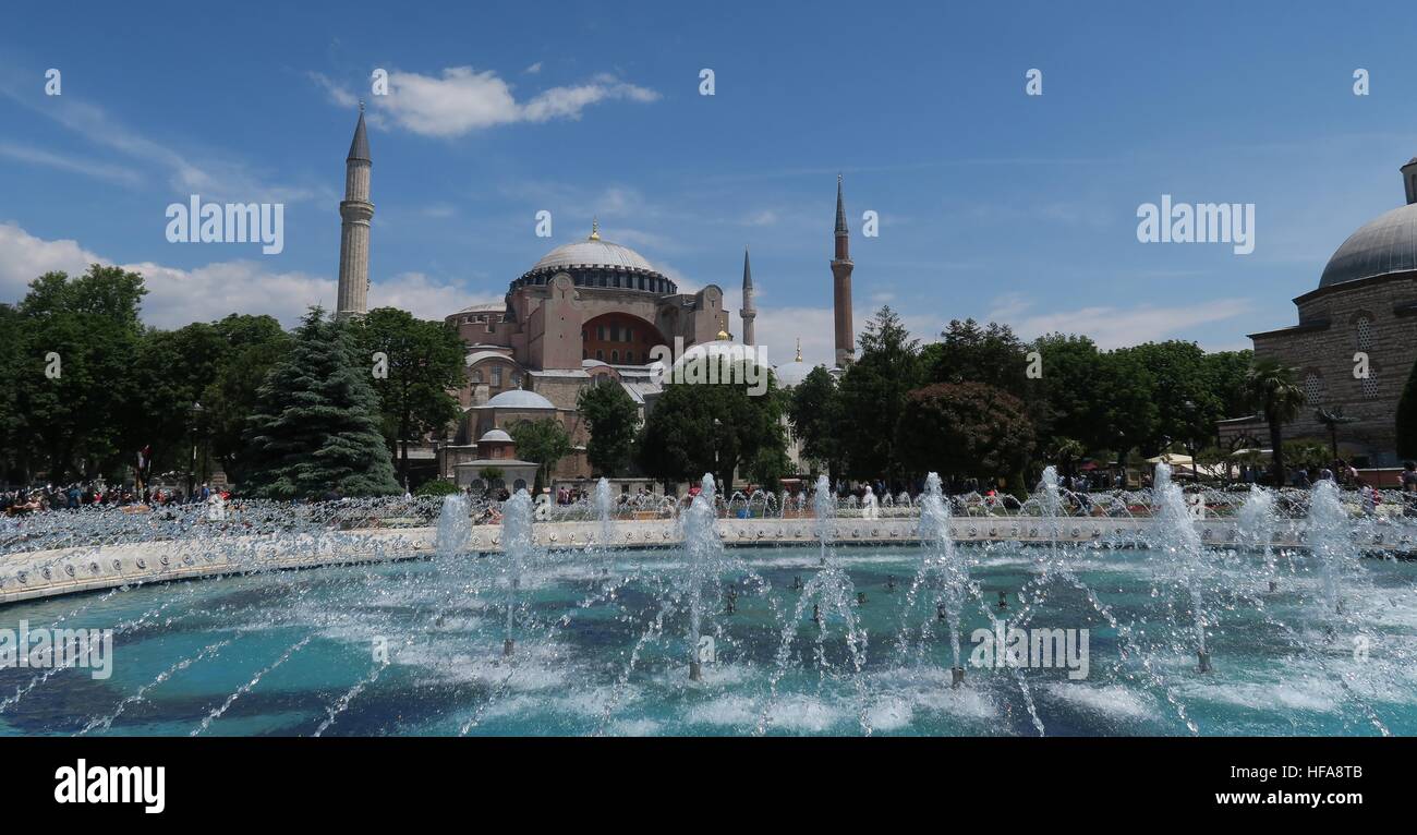 Brunnen in der Nähe von Hagia Sophia Museum in Istanbul, Türkei Stockfoto