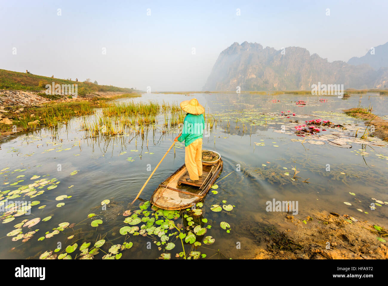 Menschen mit kleinen Boot auf Van Long Pond, Provinz Ninh Binh, Vietnam Stockfoto