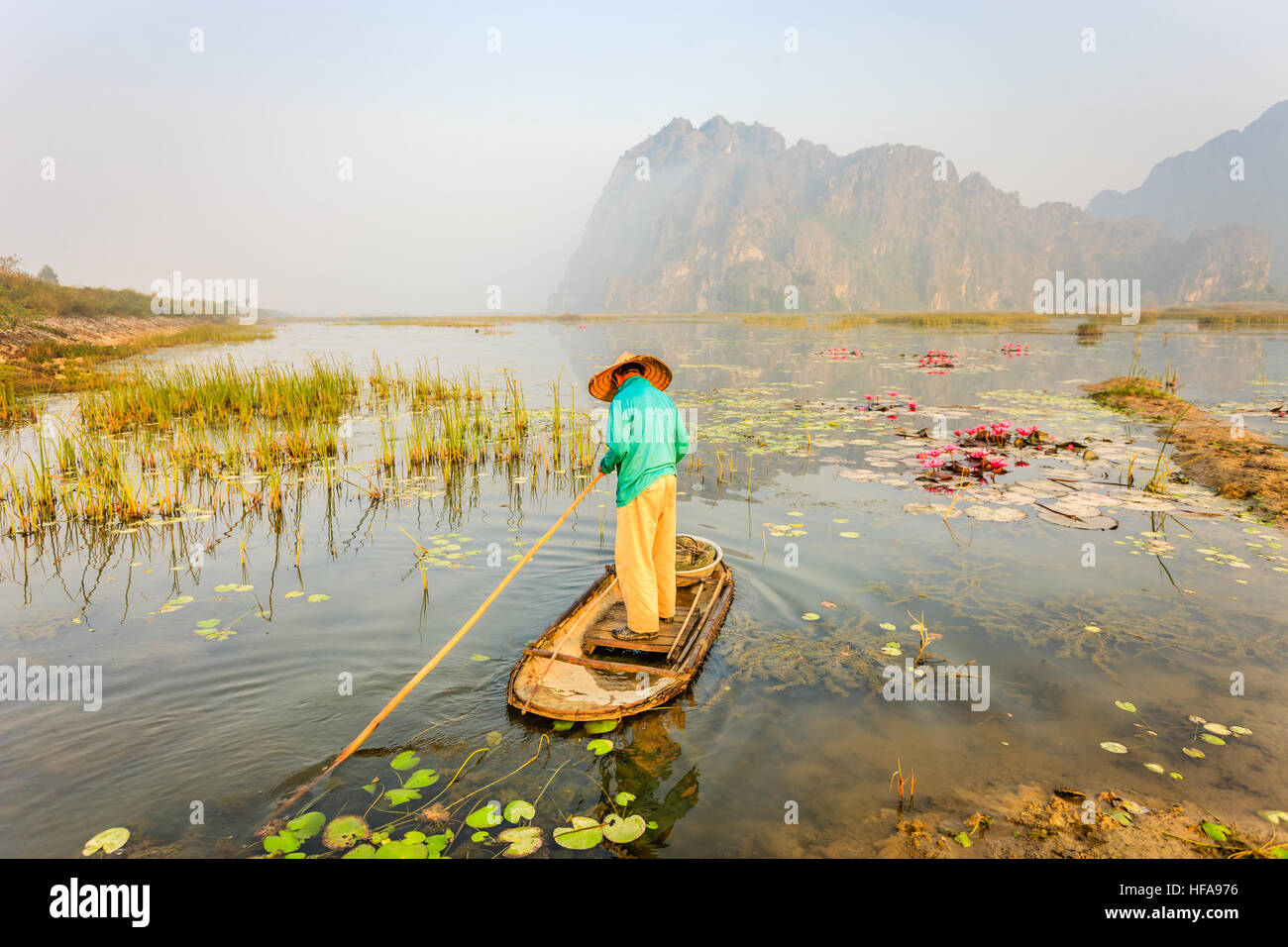 Menschen mit kleinen Boot auf Van Long Pond, Provinz Ninh Binh, Vietnam Stockfoto