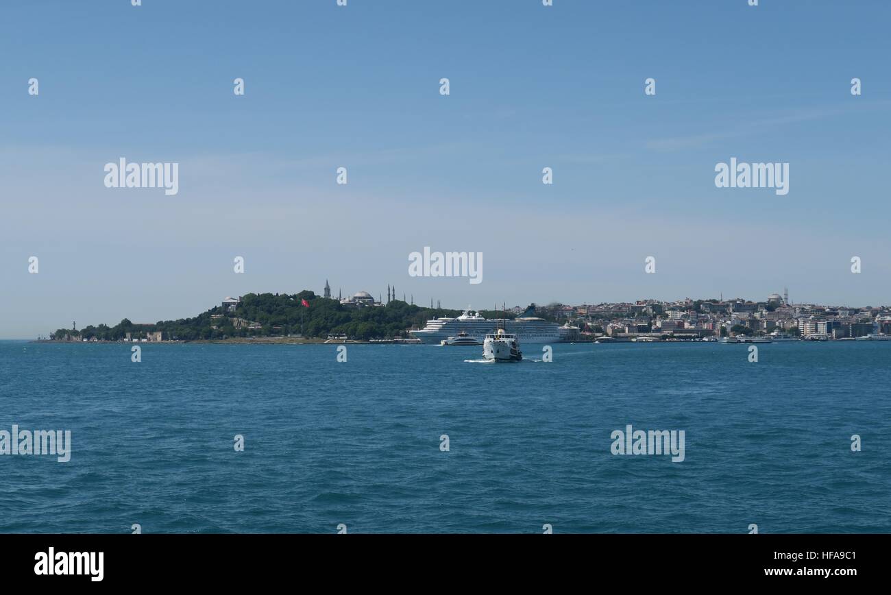 Schiffe auf den Bosporus in Istanbul, Türkei Stockfoto