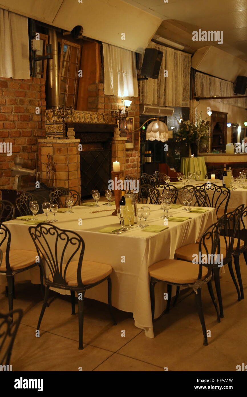 Stimmungsvolle beleuchteten Restaurant-Interieur Stockfoto