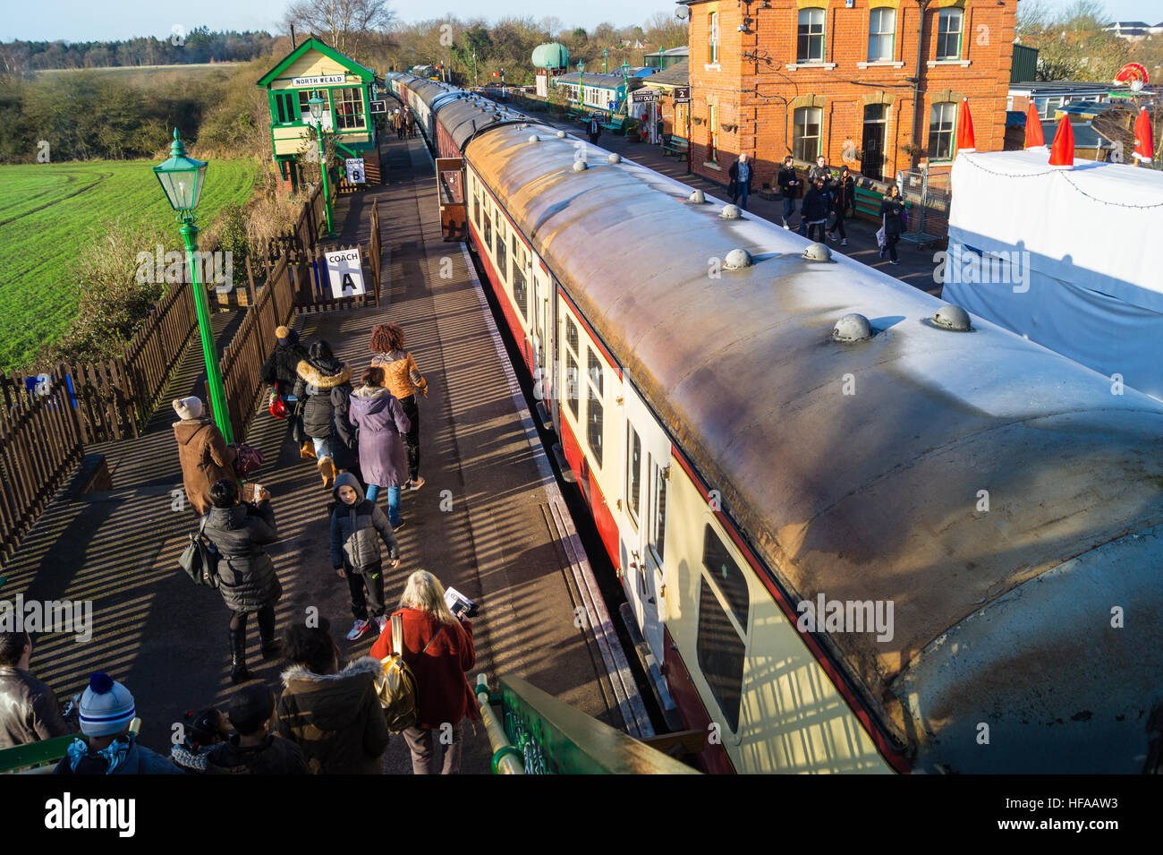 Fahrgäste auf einem Schlitten in crimson und Creme BR Livree, Epping Ongar Railway Heritage steam Railway, North Weald Essex, England, UK Stockfoto