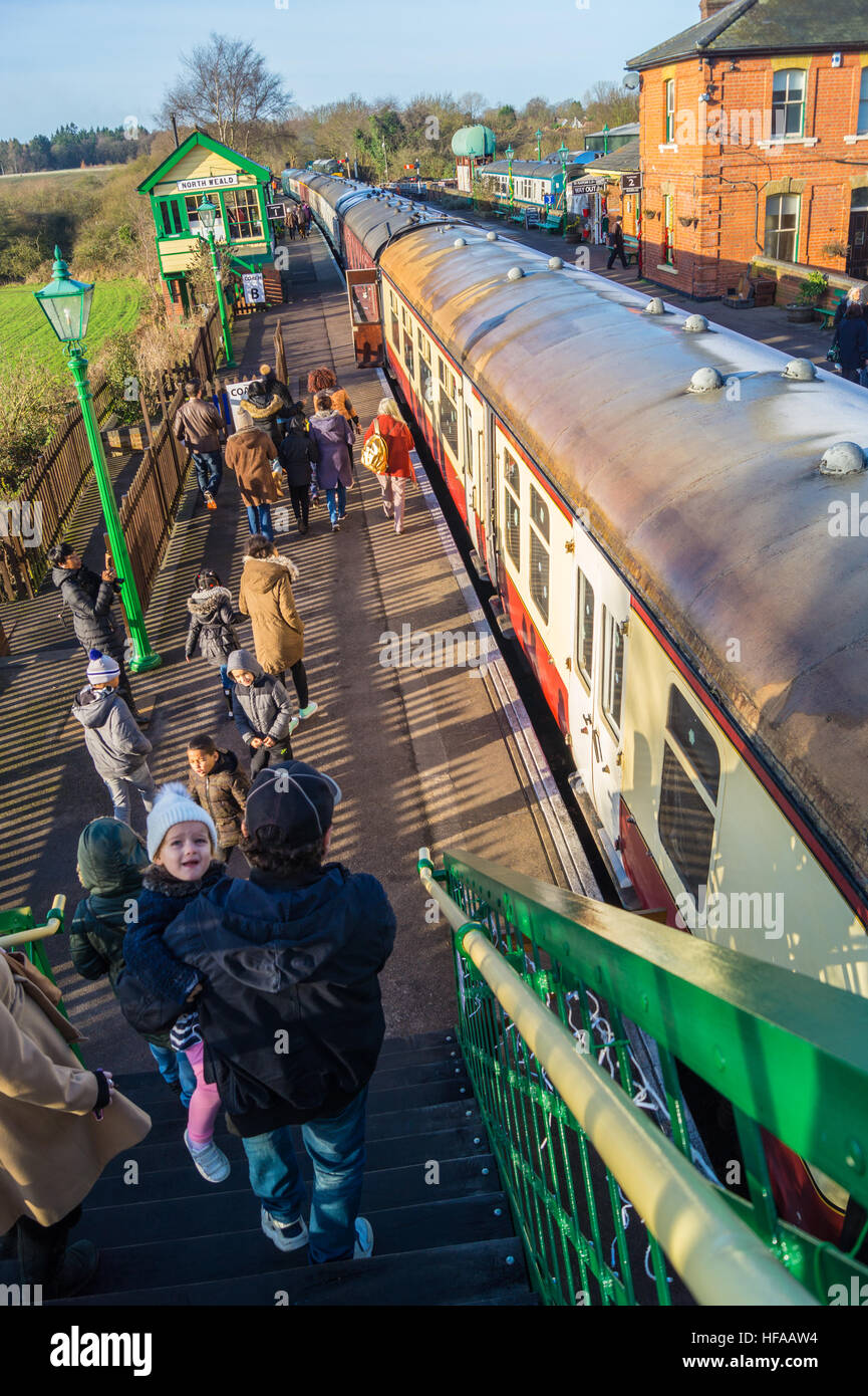 Fahrgäste auf einem Schlitten in crimson und Creme BR Livree, Epping Ongar Railway Heritage steam Railway, North Weald, Essex, England, UK Stockfoto