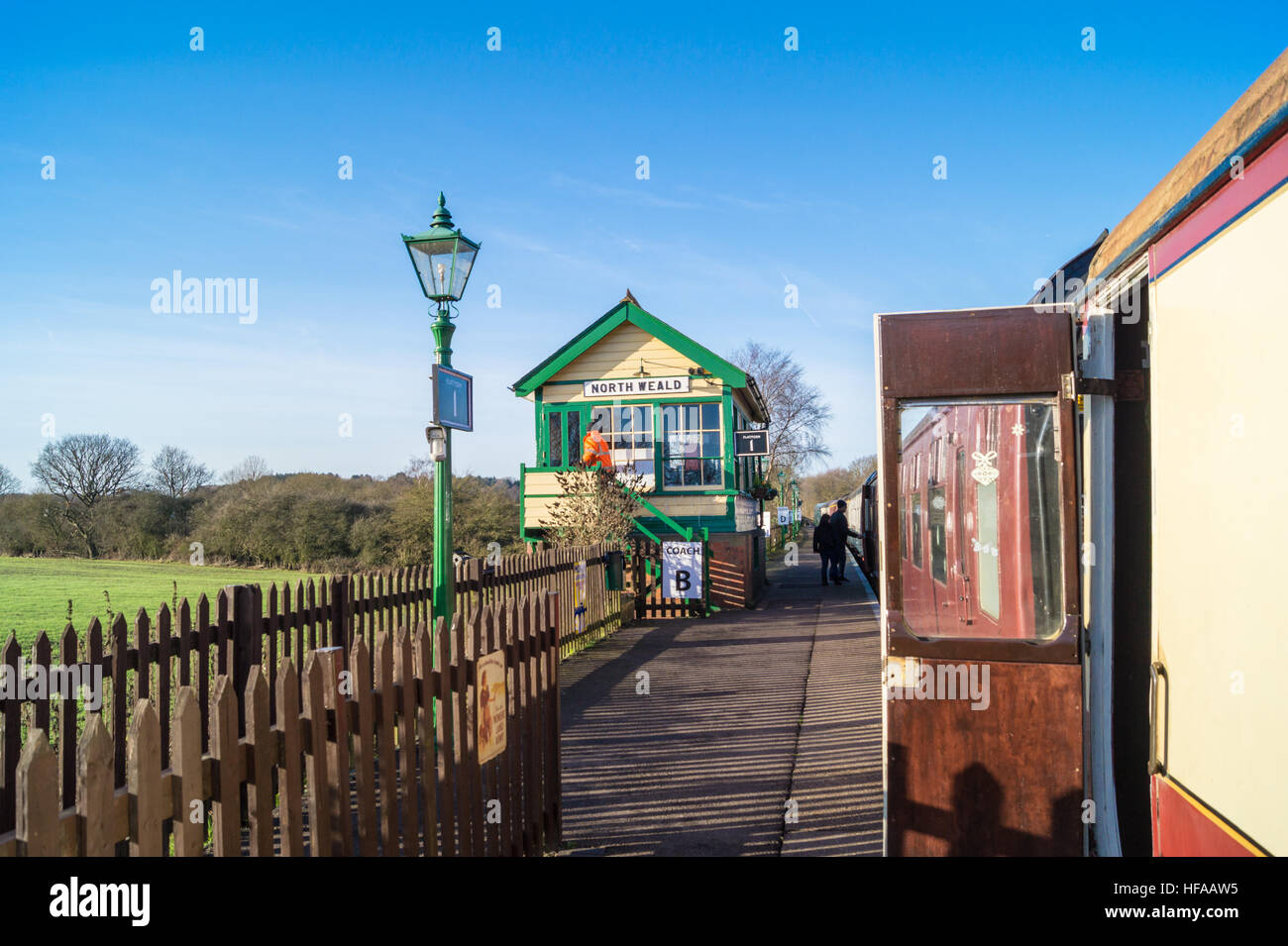 Fahrgäste auf einem Schlitten in crimson und Creme BR Livree, Epping Ongar Railway Heritage steam Railway, North Weald, Essex, England, UK Stockfoto
