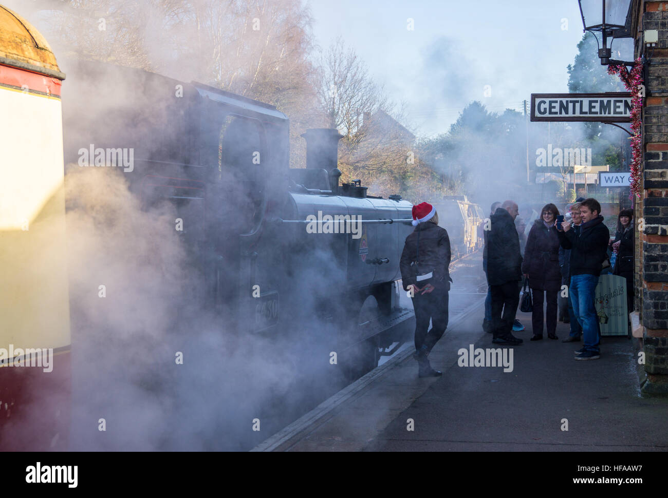 Passagiere, die posieren für Fotos von GWR Dampfzug an Ongar Bahnhof, Epping Ongar Railway, Essex, England Stockfoto