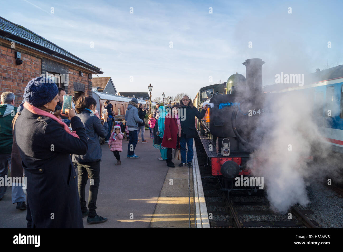 Passagiere, die posieren für Fotos von GWR Dampfzug an Ongar Bahnhof, Epping Ongar Railway, Essex, England Stockfoto