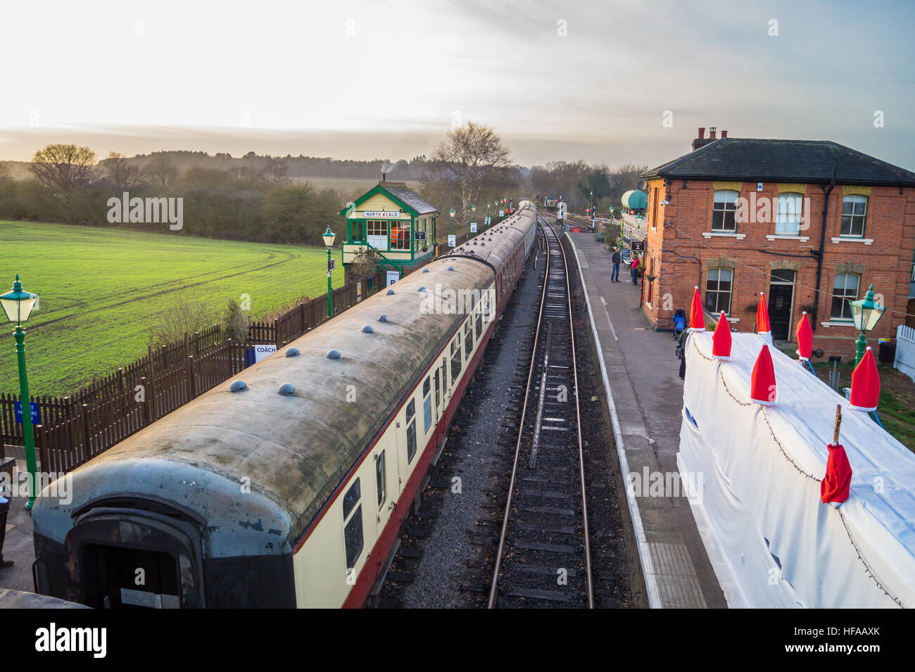 Fahrgäste auf einem Schlitten in crimson und Creme BR Livree, Epping Ongar Railway Heritage Dampfeisenbahn, North Weald Essex Stockfoto