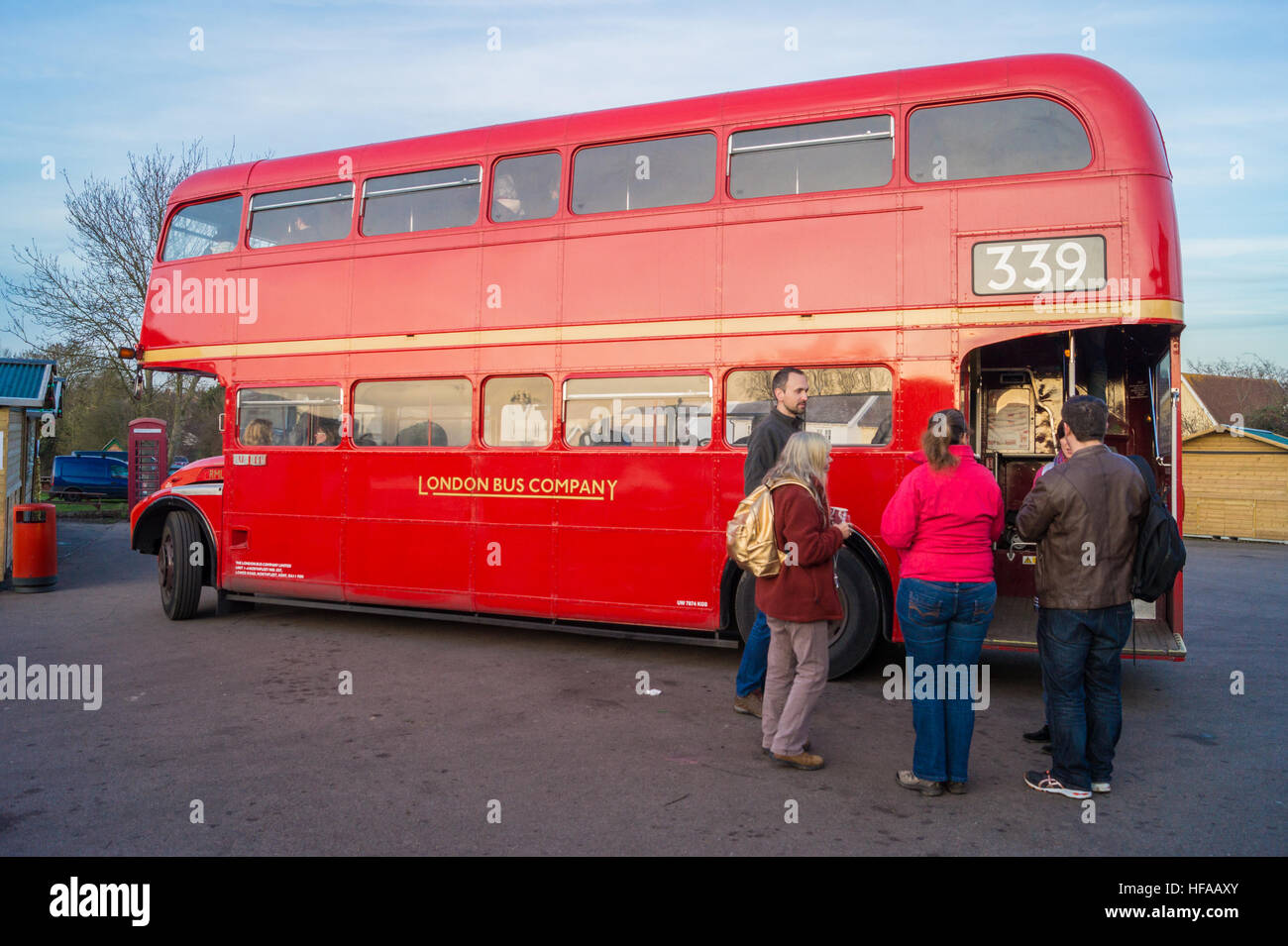 AEC Routemaster Doppeldecker-Shuttle-Bus von Epping Ongar Railway, North Weald, Essex, England Stockfoto