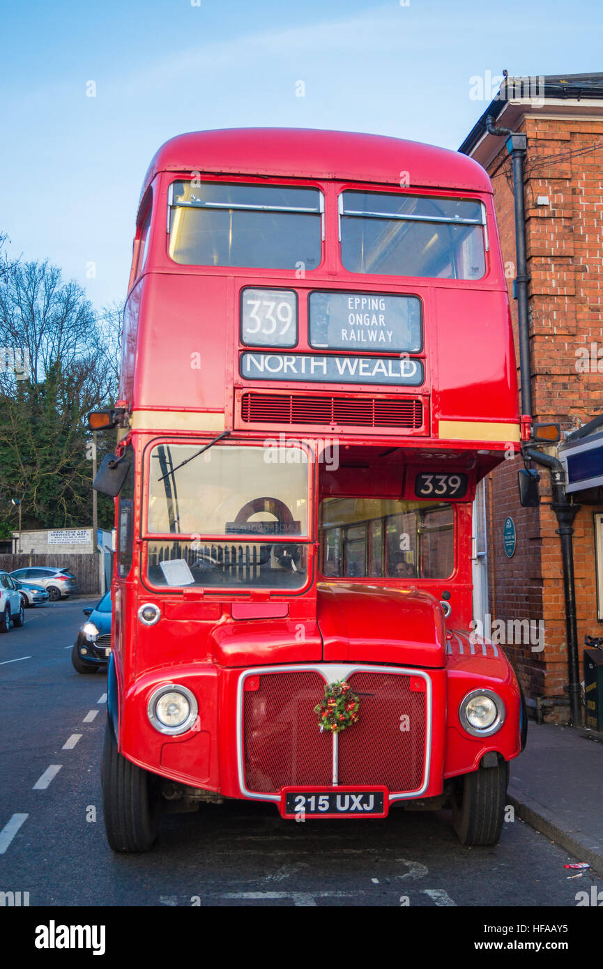 AEC Routemaster Doppeldecker-Shuttle-Bus von der Epping Ongar Bahnhof, Epping, Essex, England Stockfoto