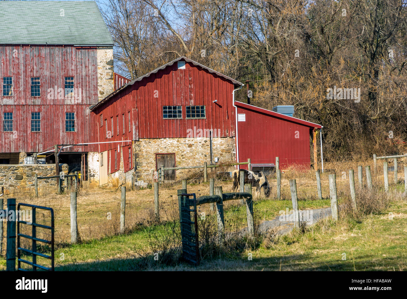 Eine typische ländliche Pennsylvania Scheune aus Stein und Holz gebaut. Rot lackierte Scheune Stockfoto