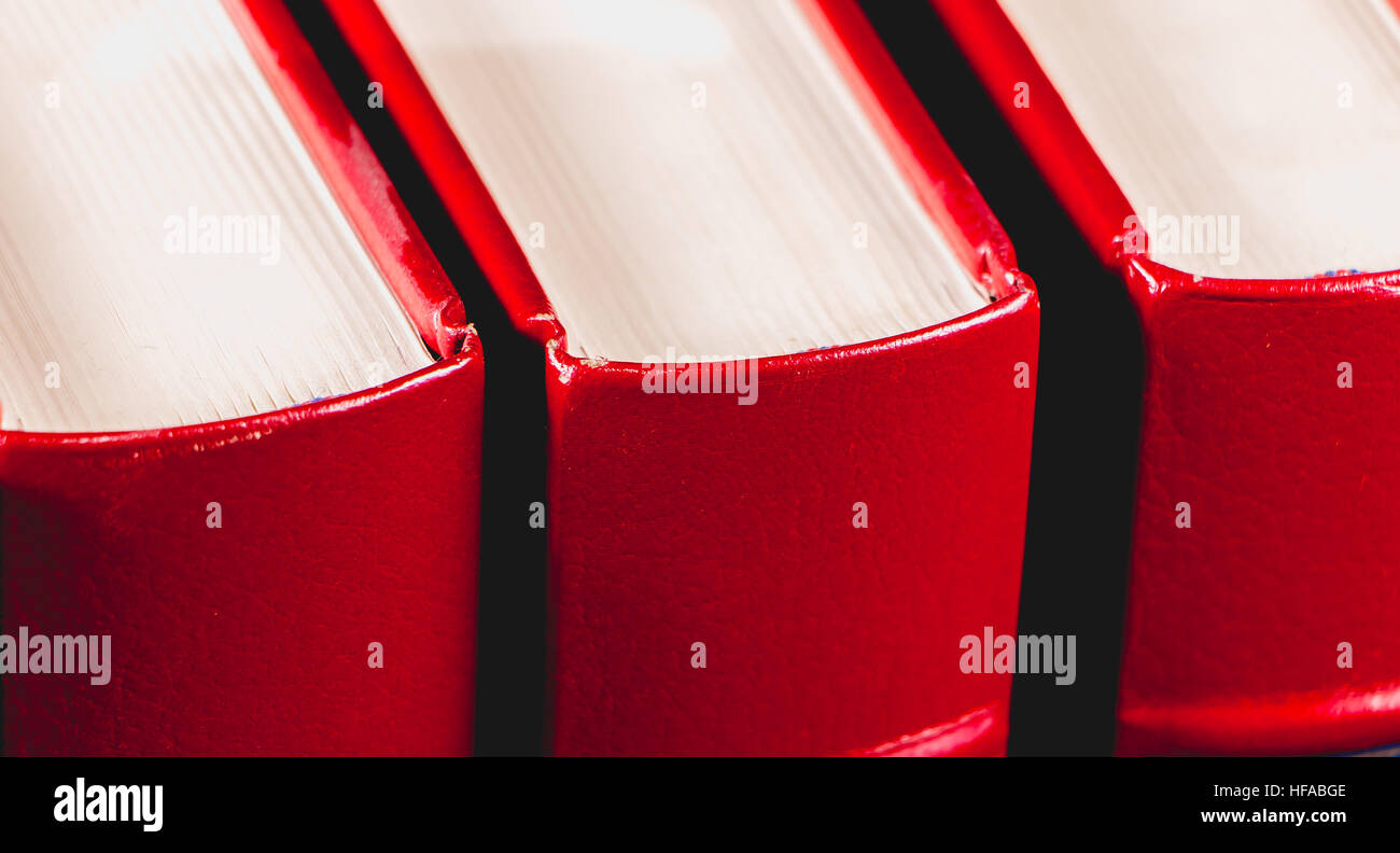 Alte rote Enzyklopädien gebunden Leder auf schwarzem Hintergrund Stockfoto