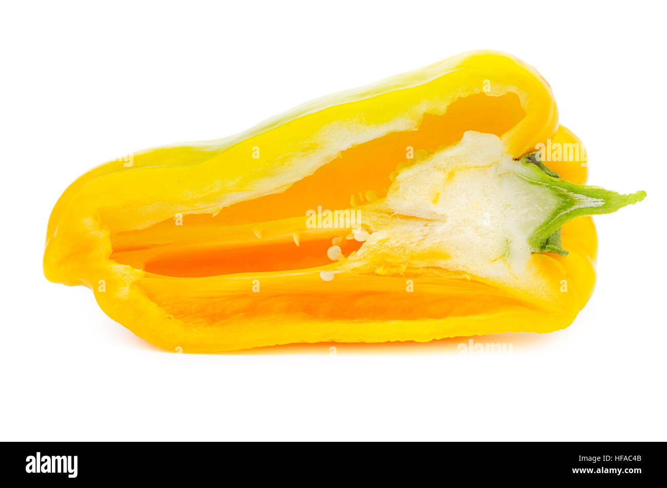 Die Hälfte der gelben Paprika isoliert auf weißem Hintergrund Stockfoto