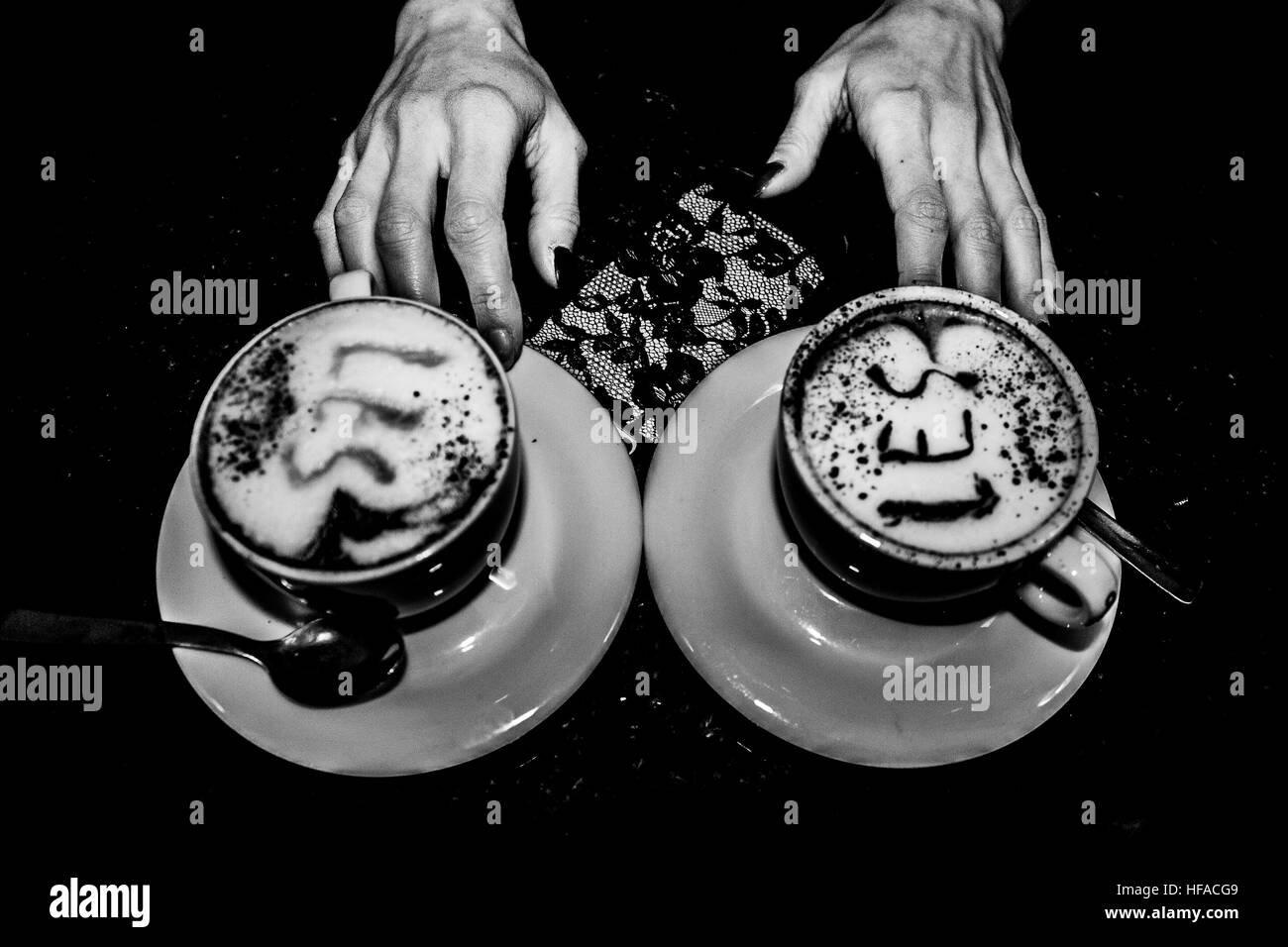 Die Hände, die Futtermittel Stockfoto