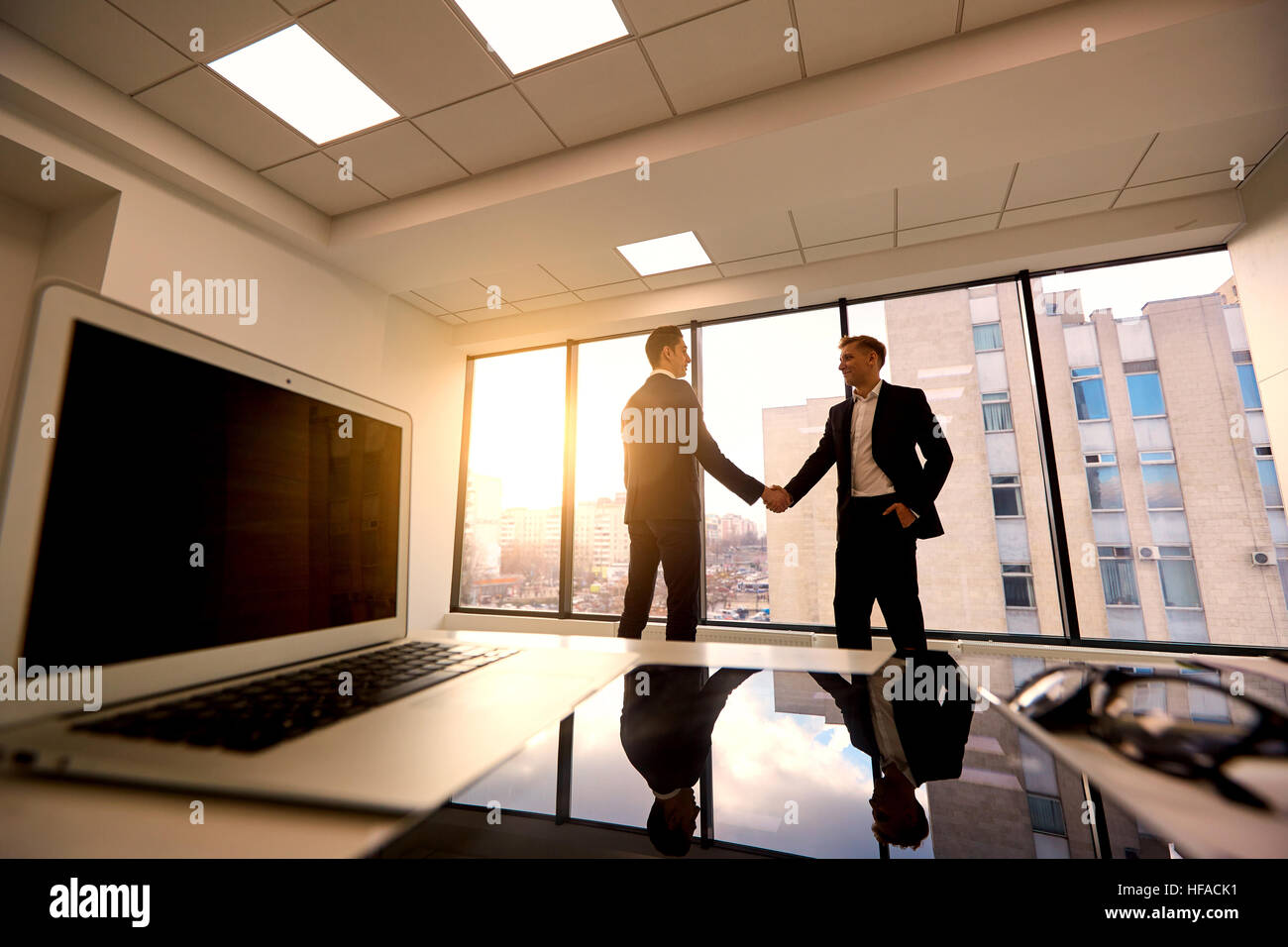 Handshake. Abschluss des Abkommens Transaktion Geschäft peo Stockfoto