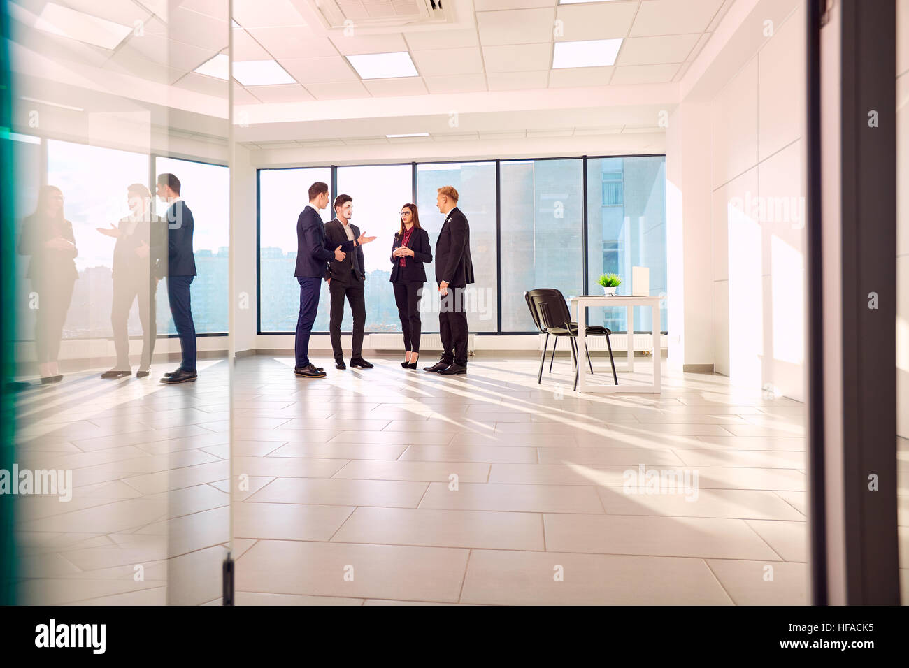 Geschäftsleute, die Teamarbeit in einem modernen Büro zu sprechen. Stockfoto