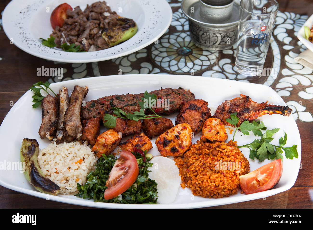 Türkische Speisen auf einem Teller Stockfoto