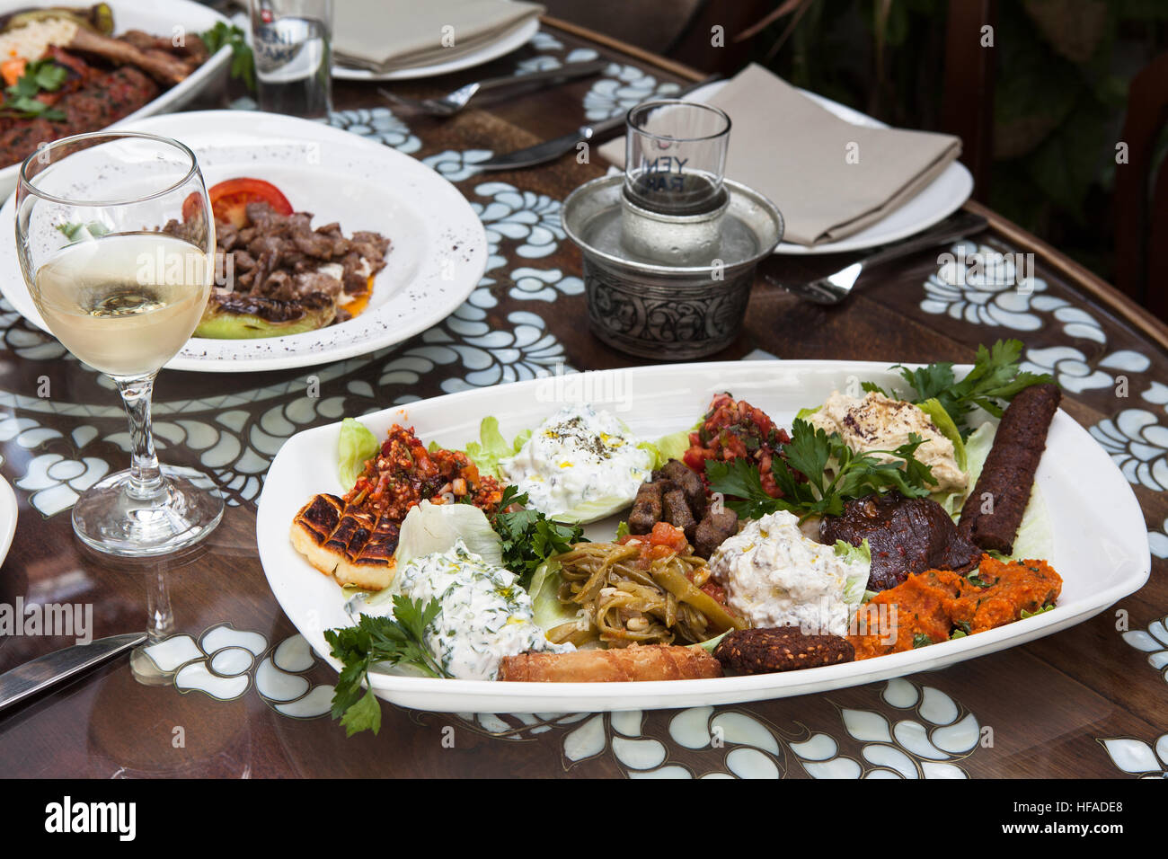 Türkisches Essen auf dem Tisch Stockfoto