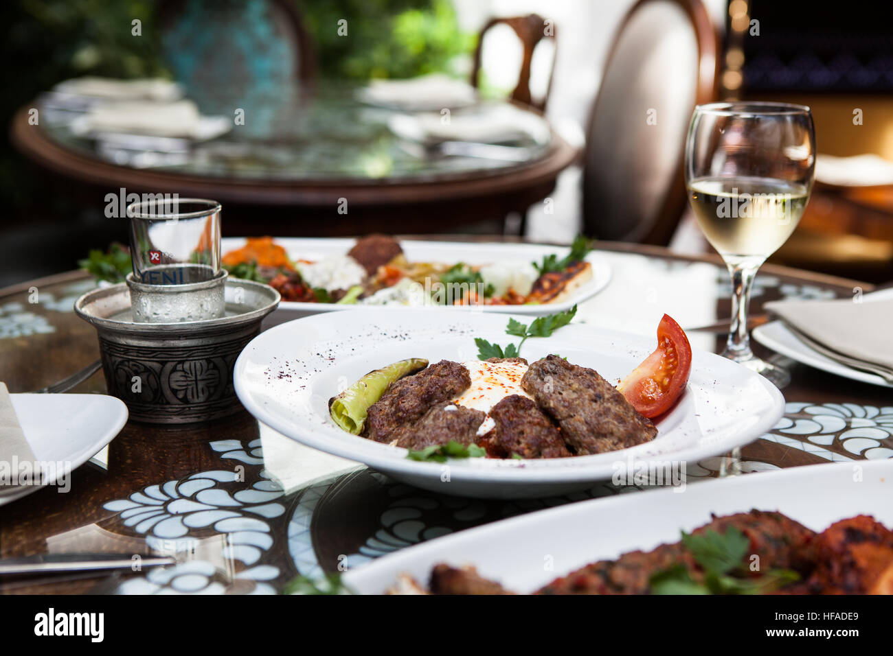 Türkisches Essen auf einem Tisch in einem restaurant Stockfoto