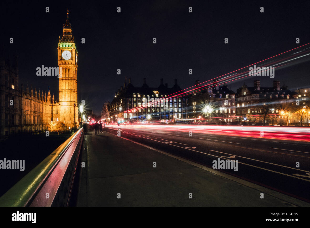 Westminster Bridge und Big Ben in der Nacht Stockfoto