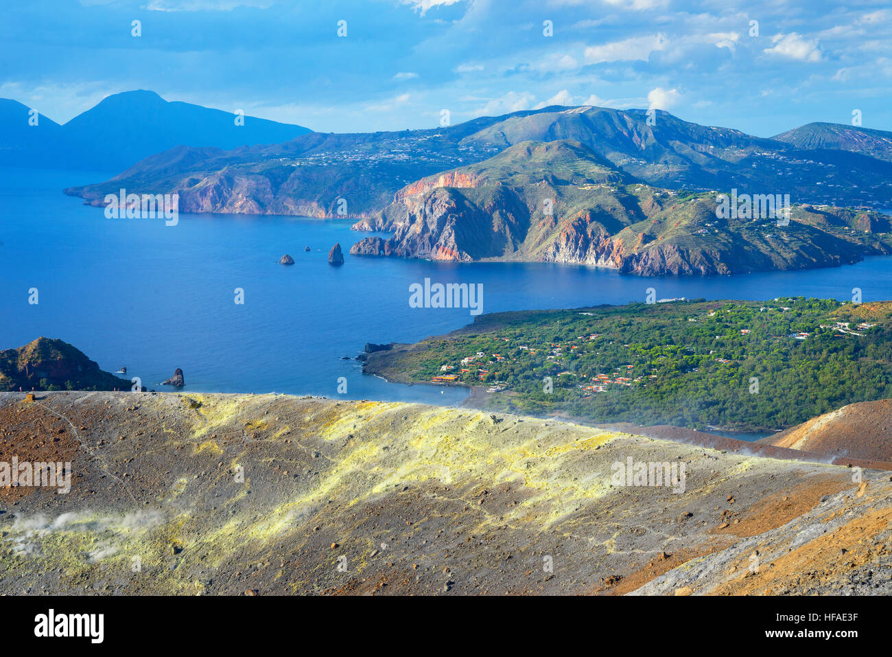 Blick auf Lipari und Salina Insel aus Gran Crater, Vulcano Insel, Äolischen Inseln, UNESCO World Heritage Site, Sizilien, Italien, Mittelmeer, Europa Stockfoto