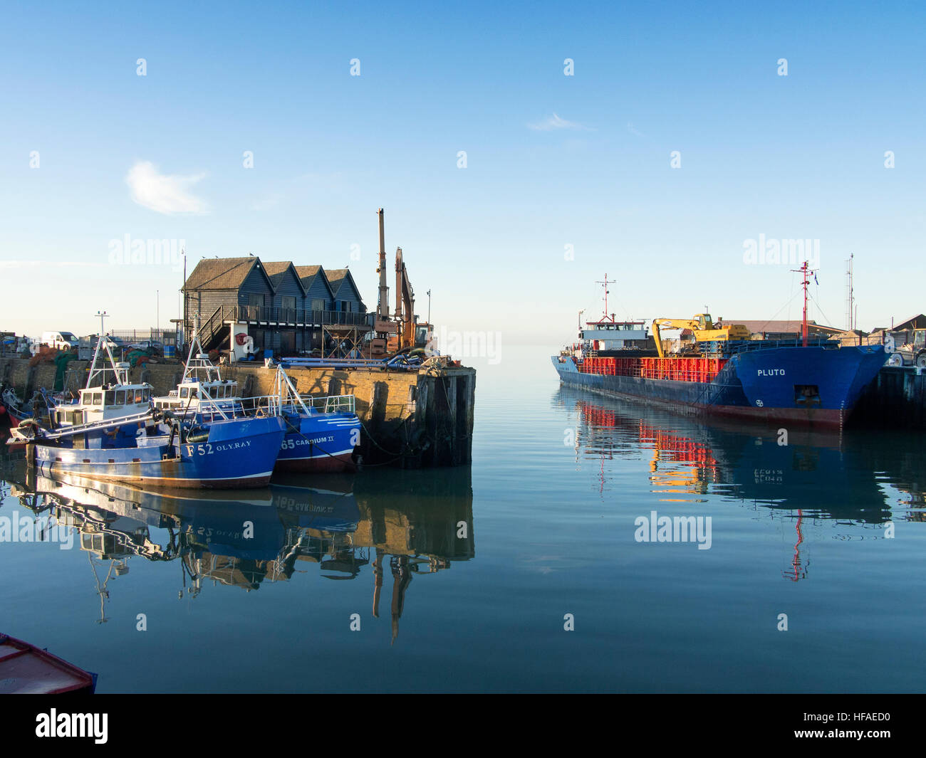Küsten-Frachter im Hafen von Whitstable Kent UK entladen wird Stockfoto