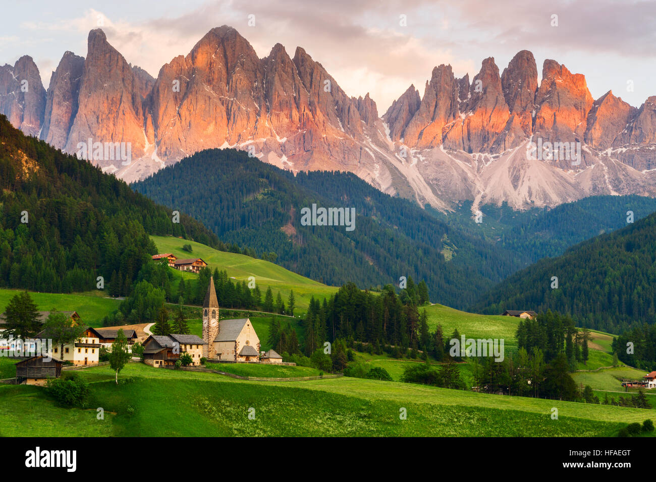 Santa Maddalena Dorf vor dem Geisler oder Geisler Dolomiten Gruppe, Val di Funes, Val di Funes, Trentino Alto Adige, Italien, Europa. Stockfoto