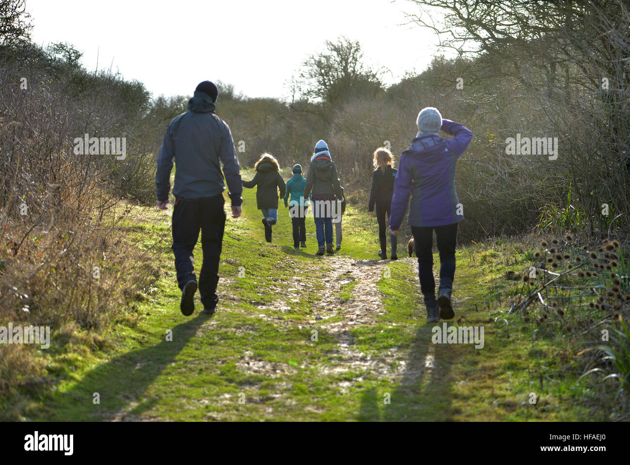 Familie auf einer Winterwanderung in der South Downs, Sussex Stockfoto