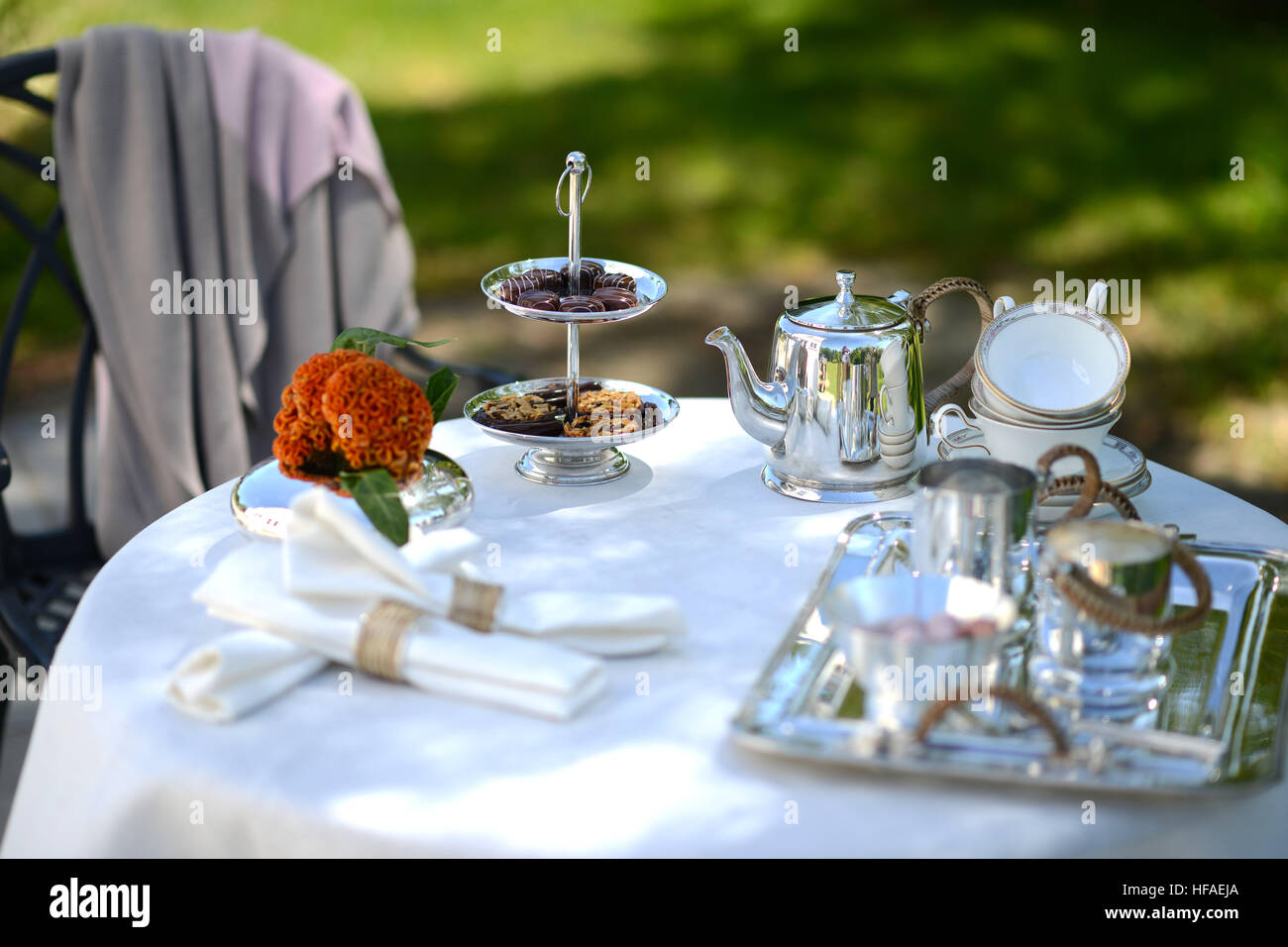 Tisch für einen englischen High Tea oder Tee am Nachmittag, außerhalb mit  silberne Teekanne und Leinen Tischdecke Stockfotografie - Alamy