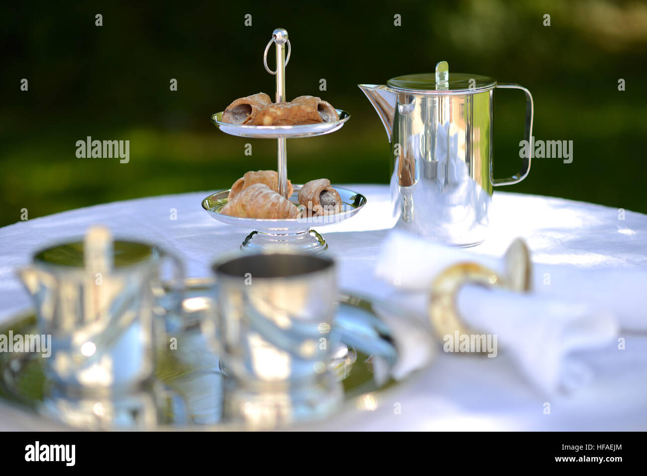 Alfresco Kaffee aus Silberne Kaffeekanne auf Leinen Stockfoto